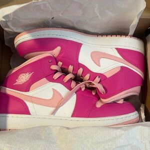 Air Jordan 1 Mid Coral chalk